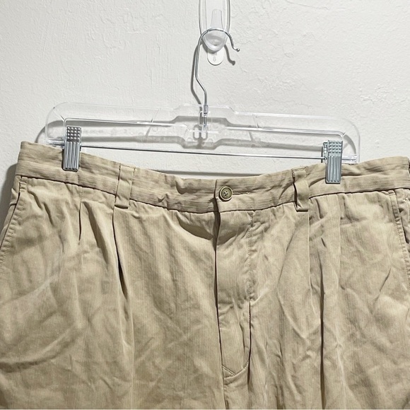 TOMMY BAHAMA Men’s Pleated Front 100% Silk Beige Shorts 10” Inseam Size 36 - Picture 5 of 8